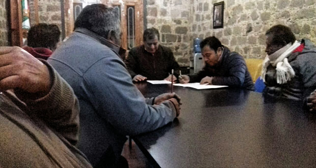 Comunidades de Zacatlán entregan pliego petitorio a ayuntamiento