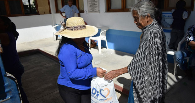 DIF de Ahuatempan entrega 700 despensas a población vulnerable