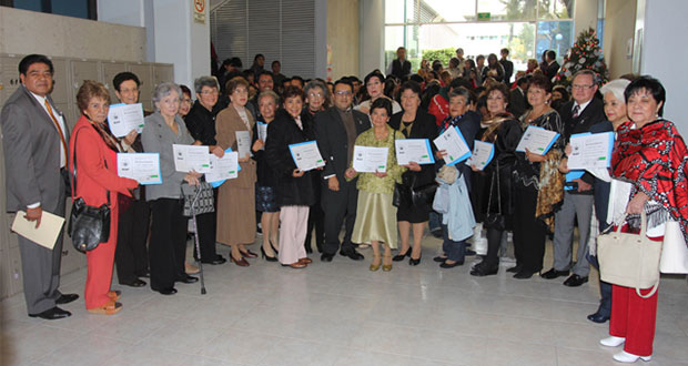 FCQ de la BUAP reconoce a 17 egresados de la generación 1964-1968