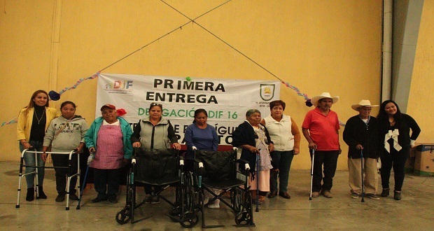 Comuna de Tepexi entrega aparatos a personas de la tercera edad