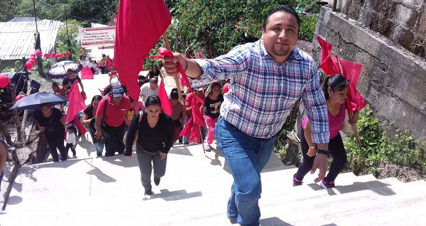 Inauguran escalinatas en la colonia Ojo de Agua de Xicotepec