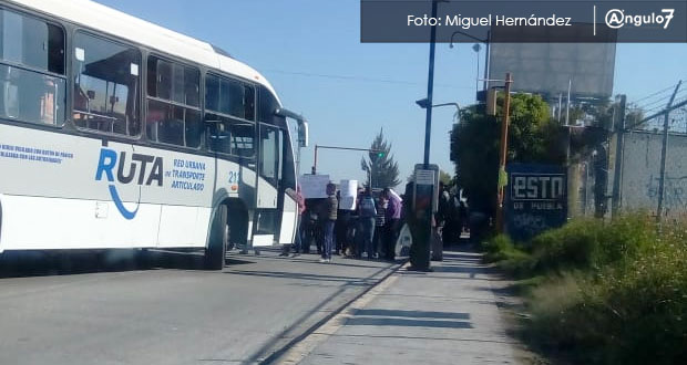 Inconformes con Línea 3 de RUTA bloquean 11 y 24 Sur, exigen tarifas bajas