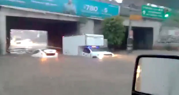 Intensa lluvia provoca inundación en túnel y deja flotando automóvil