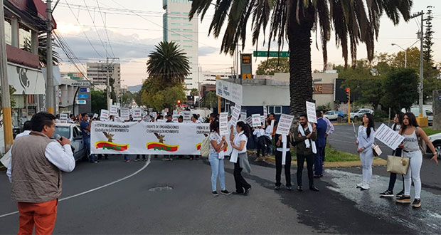 Marchan en avenida Juárez para exigir a autoridades más seguridad en Puebla
