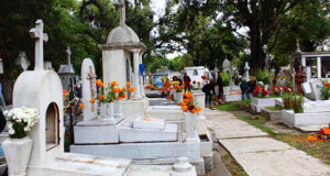 Poblanos conviven con sus muertos con la fe de que vuelven a casa por un día