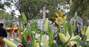Poblanos conviven con sus muertos con la fe de que vuelven a casa por un día