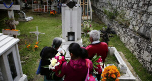 Poblanos conviven con sus muertos con la fe de que vuelven a casa por un día