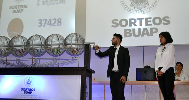 Sorteos BUAP premia a alumna y profesor con dos automóviles