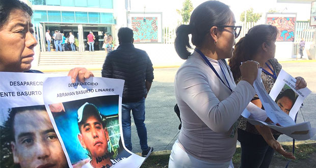 Con fotos en mano, exigen a FGE resolver casos de 20 desaparecidos en Puebla