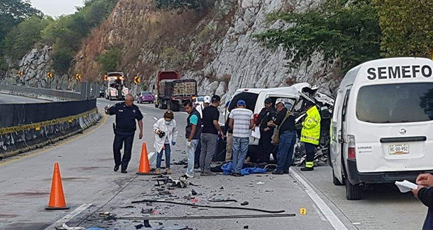 Choque entre camioneta y camión deja 5 muertos en Autopista del Sol