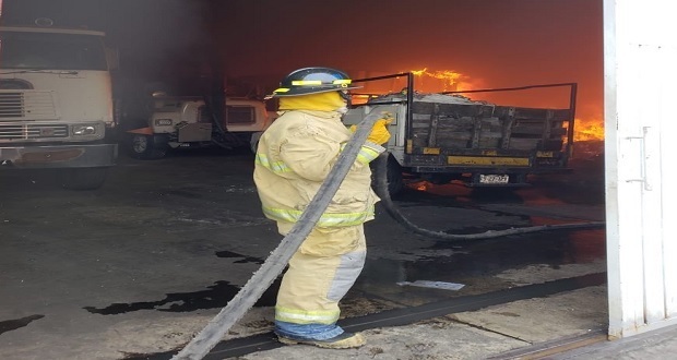 Tras 2 horas, controlan incendio de recicladora de colonia Azcárate