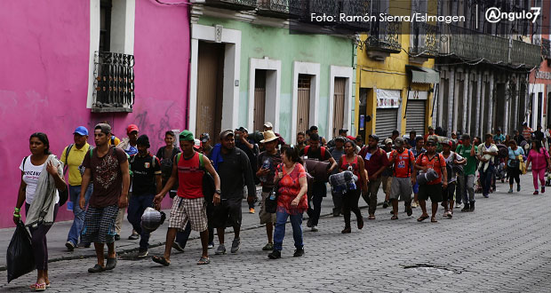 Con retraso y fragmentada, pero con ilusión, caravana migrante cruza Puebla