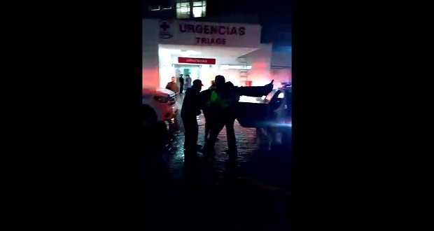 Policías municipales atienden a joven que convulsionó en Xanenetla