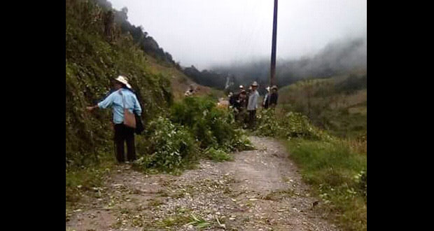 Vecinos de Mimitla, en Chiconcuautla, realizan limpieza de carretera
