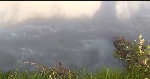 Toma clandestina provoca fuga de gasolina en el río Atoyac