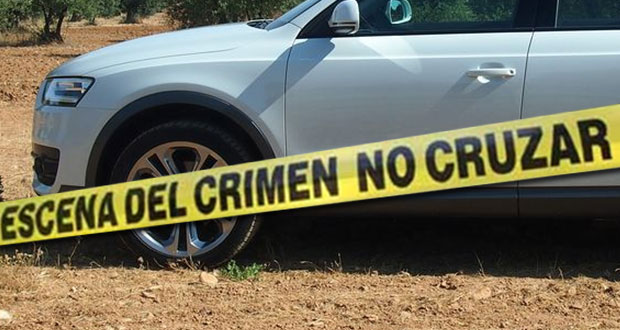 En Tlalancaleca, hallan cadáver de hombre con disparo dentro de auto