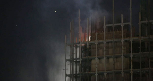 Reportan incendio en construcción de torre de rectoría de la BUAP