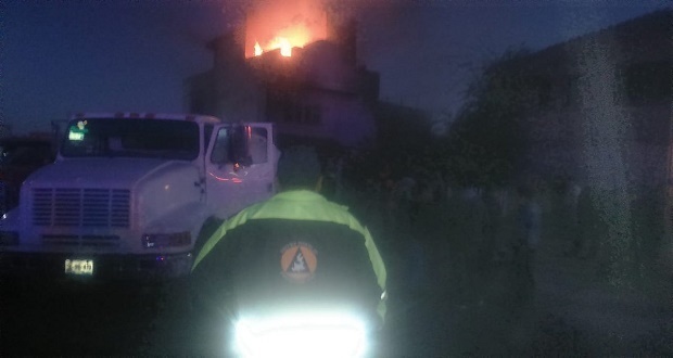 Muere mujer atrapada en casa que se incendia con huachicol en Tepeaca