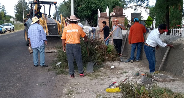Habitantes de Ixcaquixtla colaboran en limpieza de panteón