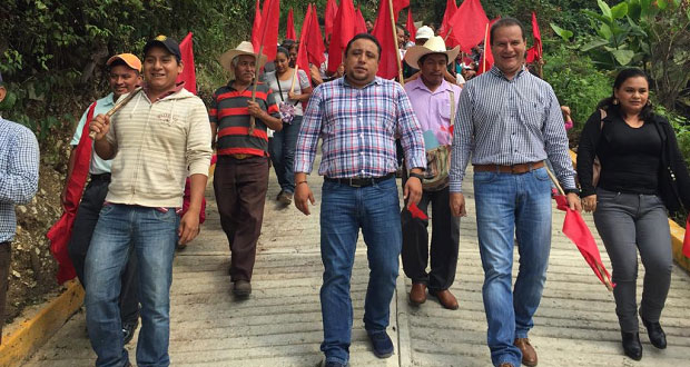 Inauguran pavimentación y techado de cancha escolar en Xicotepec