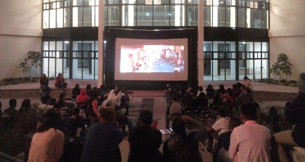 Disfrutan niños de proyección de películas en Balcones del Sur