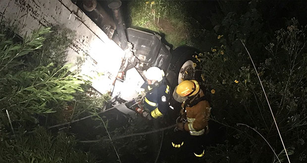 Rescatan a conductor de camión que cayó en una barranca de Puebla