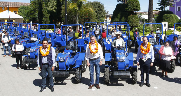 Gali entrega apoyos en beneficio del campo en la sierra nororiental