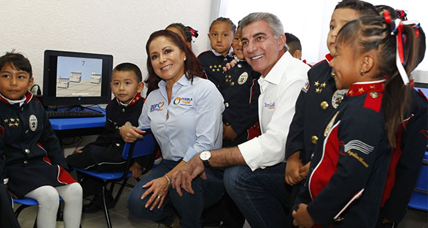 Gali cumple compromiso de instalar computadoras en preescolares