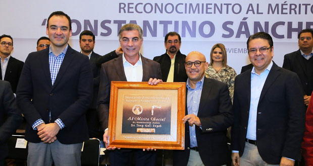 Gali recibe reconocimiento “Constantino Sánchez Romano” de la FROC