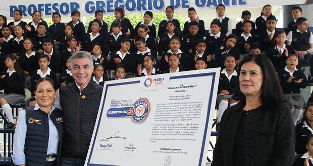 Gali cumple con compromiso 3 al dar uniformes a alumnos poblanos