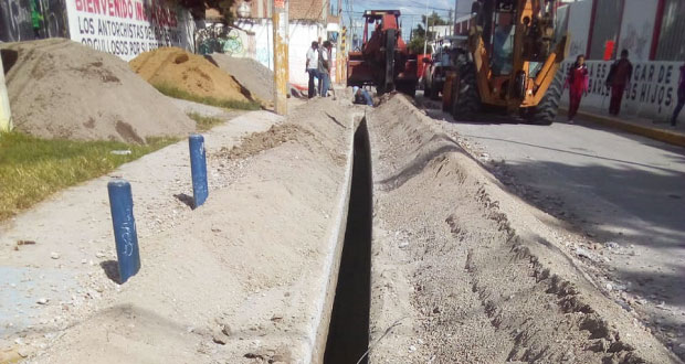 Introducen tubería de agua potable en colonia Balcones de Sur