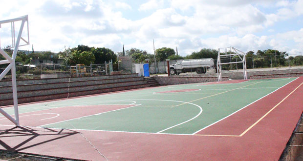 En Huejonapan, Tepexi, avanza construcción de unidad deportiva
