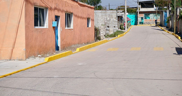 Adoquinan dos calles en Teacalco de Dorantes, en Huaquechula