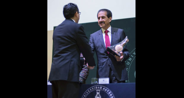 Esparza llama a consolidar nuevos esquemas de titulación en BUAP