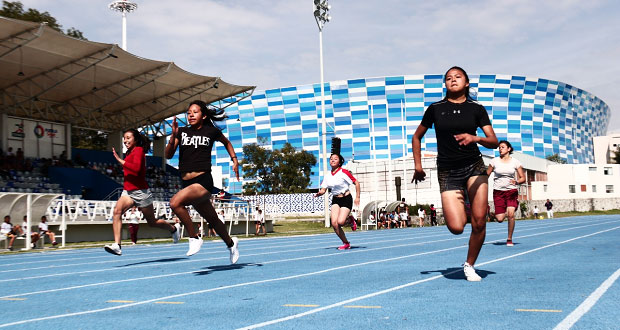 Participan 300 jóvenes en torneo de atletismo en Puebla capital