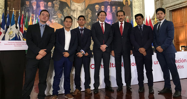 BUAP participó con 100 brigadistas en consulta nacional de educación