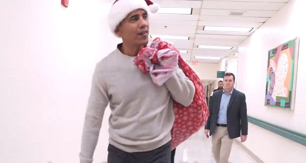 Expresidente Barack Obama entrega regalos en hospital infantil