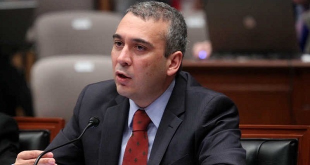 Juez ordena suspender temporalmente bajarle sueldo a consejero de INE