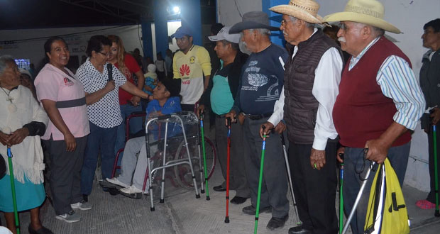 DIF de Ixcaquixtla entrega sillas de ruedas, bastones y andaderas