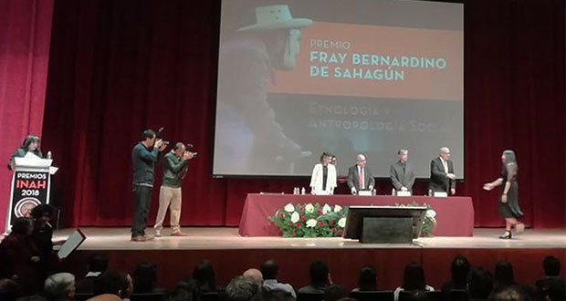 Egresada de la BUAP recibe premio del INAH por tesis de maestría