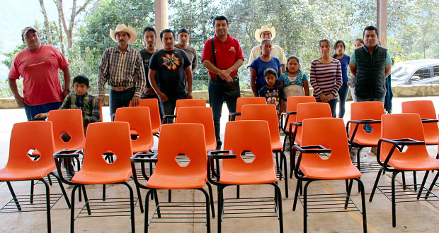 Entregan butacas en primaria de Huitzilan de Serdán