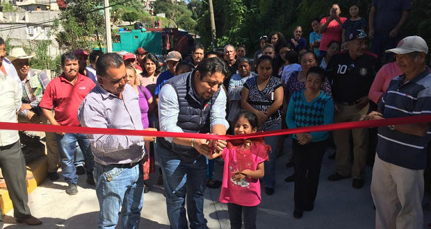 Pavimentan calle con concreto hidráulico en colonia de Huauchinango