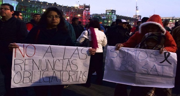 Frente a Palacio Nacional, empleados del SAT protestan por despidos