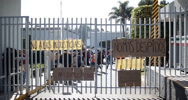 Se manifiestan por recorte de personal en SAT; también prevén bajas en PGR