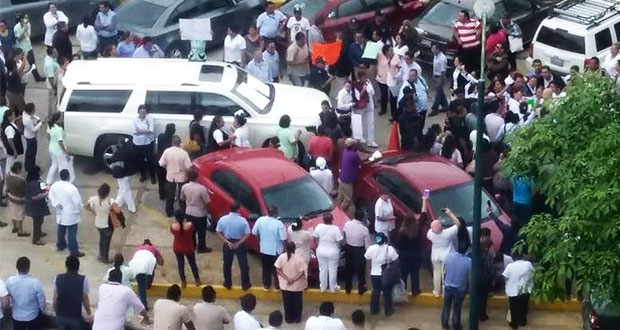 En Tabasco, manifestantes retienen 6 horas a esposa de gobernador
