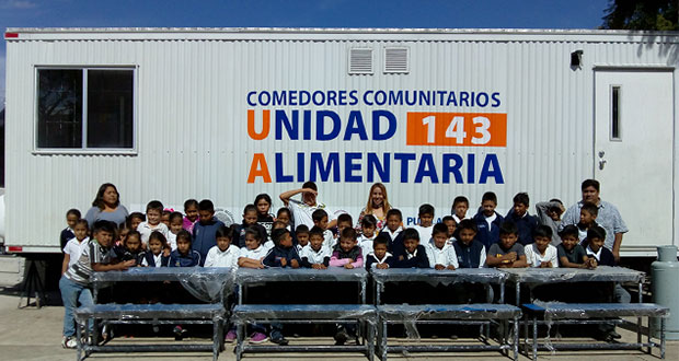 Entregan bancas y mesas para comedor de primaria en Tepexi