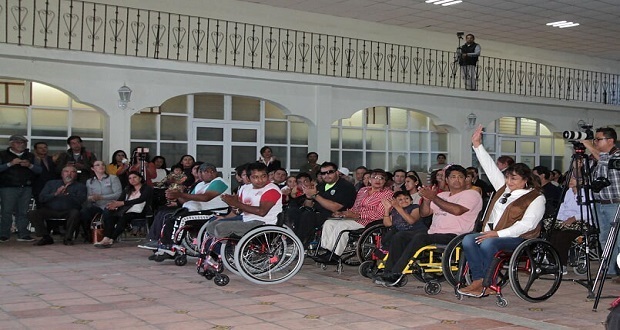 Karina Pérez entrega sillas de ruedas para Tlaxcalancingo