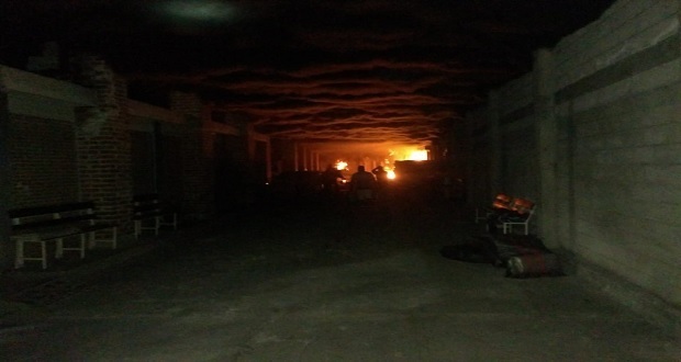Evacúan a familias por incendio de taller de cera en Atoyatempan