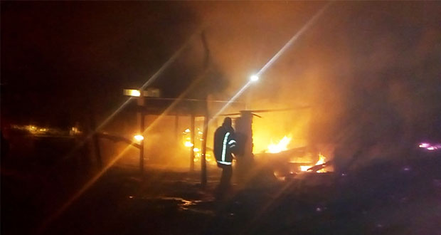 Pirotecnia provoca incendio en casa de Santa Clara Ocoyucan