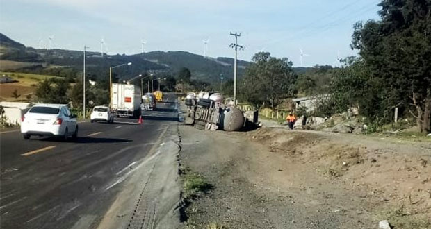 Evacúan escuela en Esperanza por volcadura de pipa con químico
